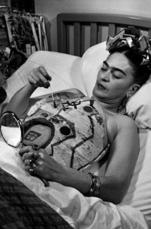 https://4.bp.blogspot.com/-flAcOX4Dp1A/Uc0Qu7eUm-I/AAAAAAAAHRM/V7-niP1s89c/s595/Frida-Kahlo-body-cast-2.jpg
